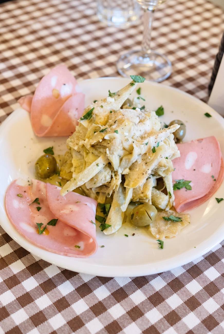 Antipasto: Vitello tonnato mit Mortadella und Sellerie