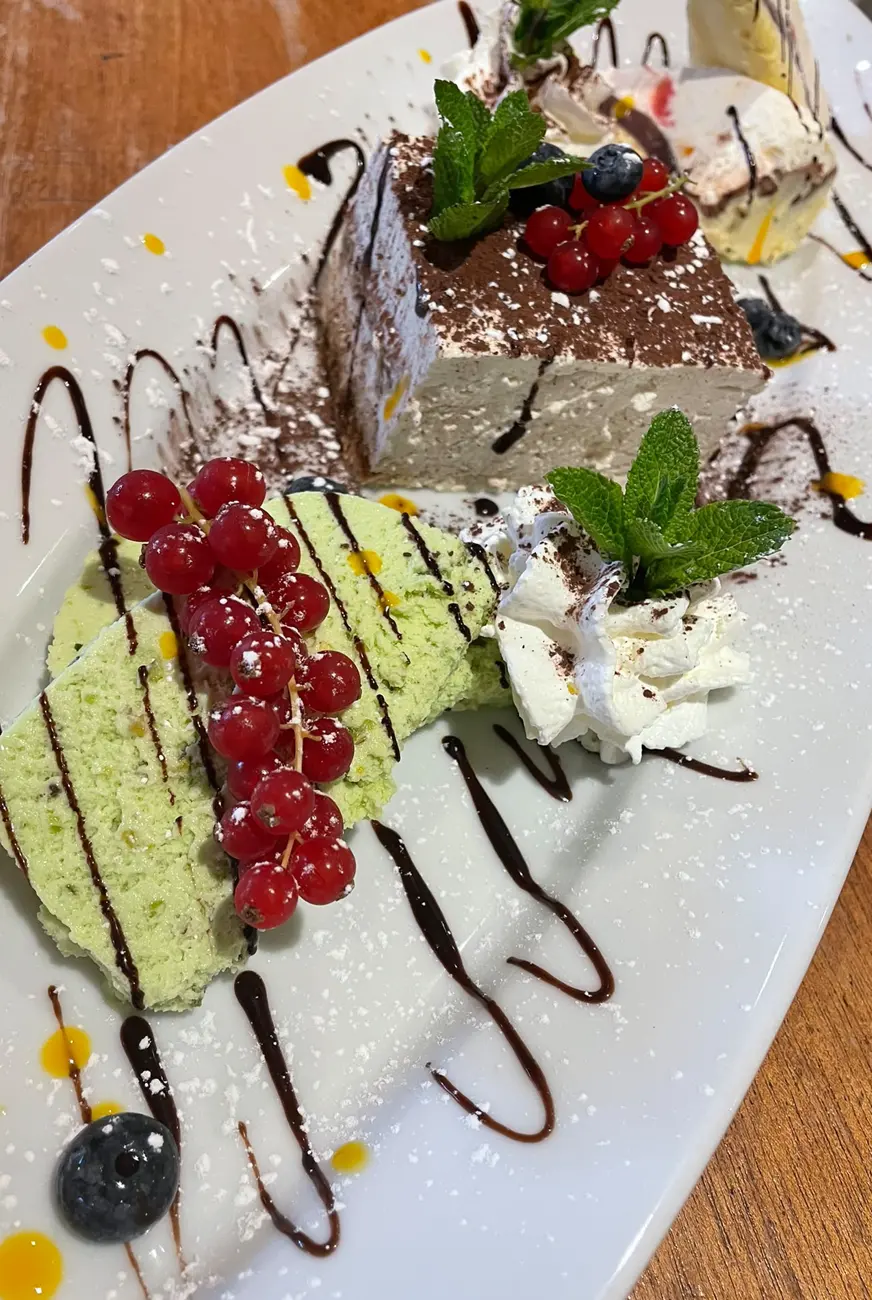 Dessertteller mit Tiramisù, Pistazien-Semifreddo und Eis