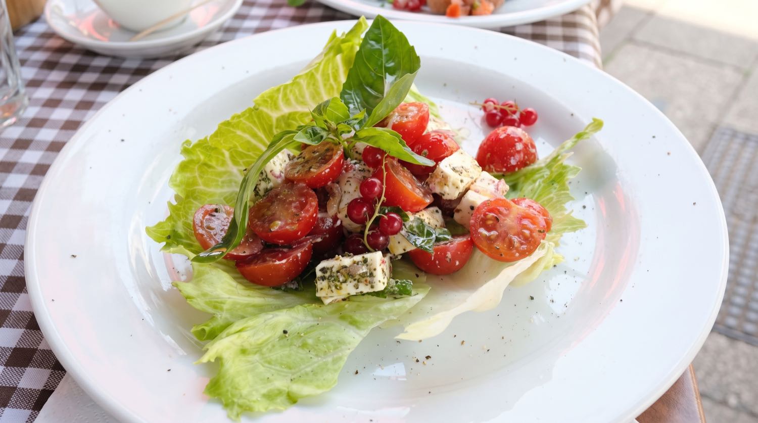 Insalata mit Tomaten, Feta und frischen Kräutern