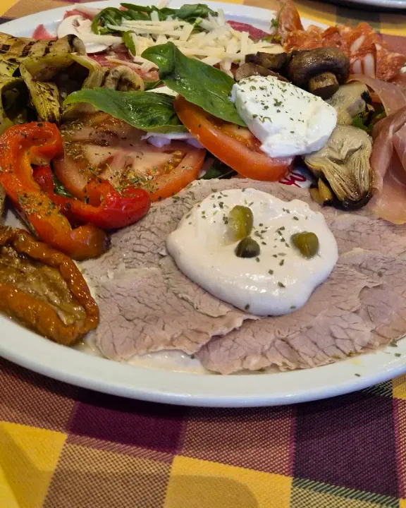 Antipasto all'Italiana, Platte mit Vitello tonnato, Parmaschinken, gegrilltem Gemüse und Mozzarella