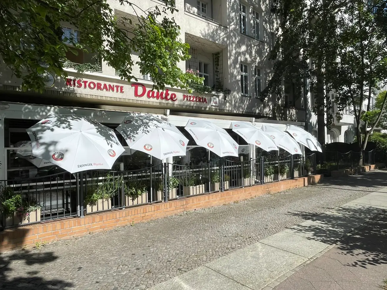 Ristorante Nuovo Dante am Tegeler Weg mit Terrasse und Schirmen