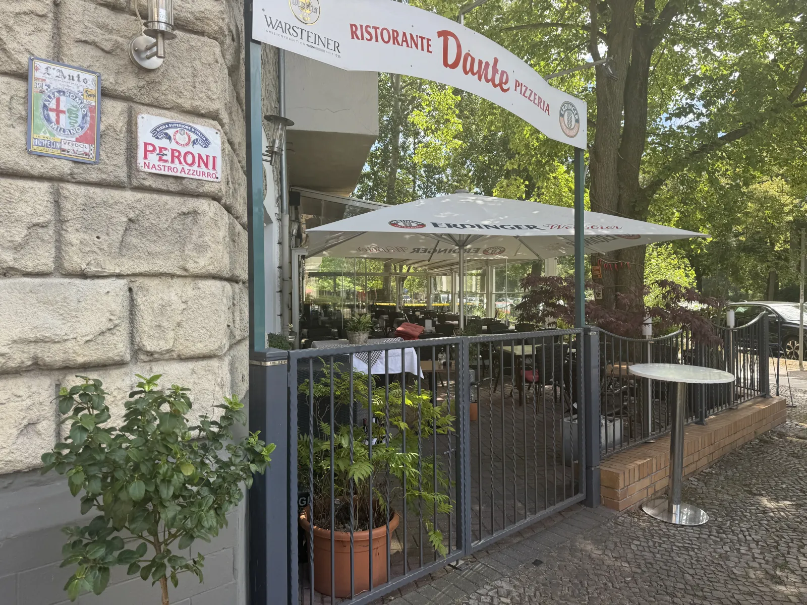 Ristorante Dante am Tegeler Weg bei Tag mit Schirmen und Terrasse