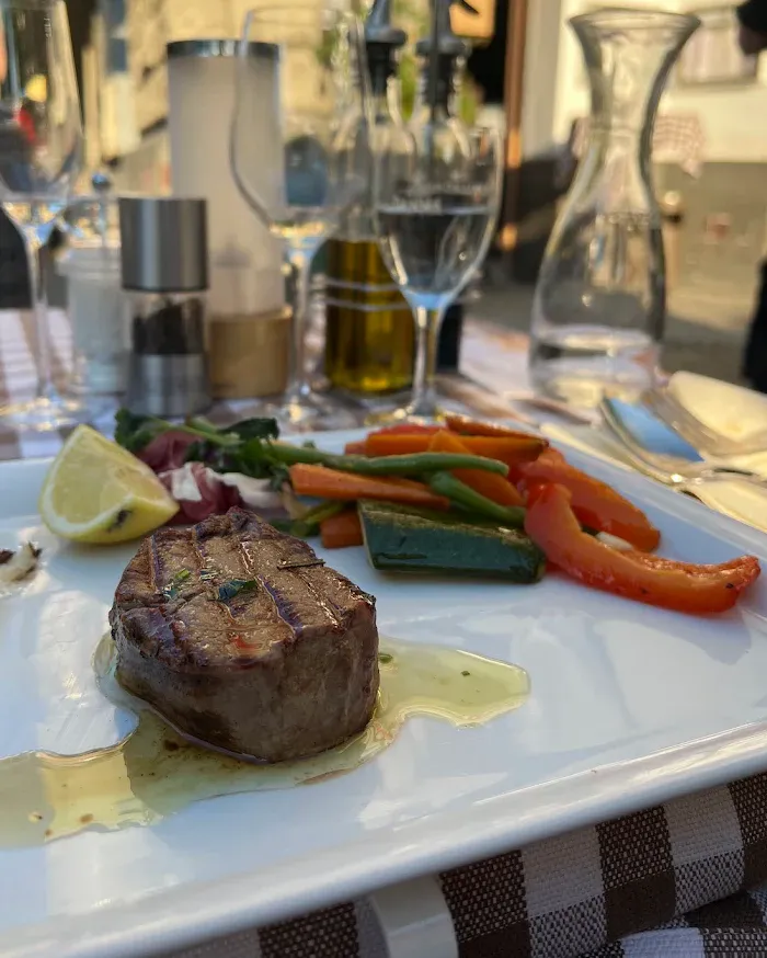 Filetto vom Grill mit Gemüse und Zitrone, auf der Terrasse am Tegeler Weg