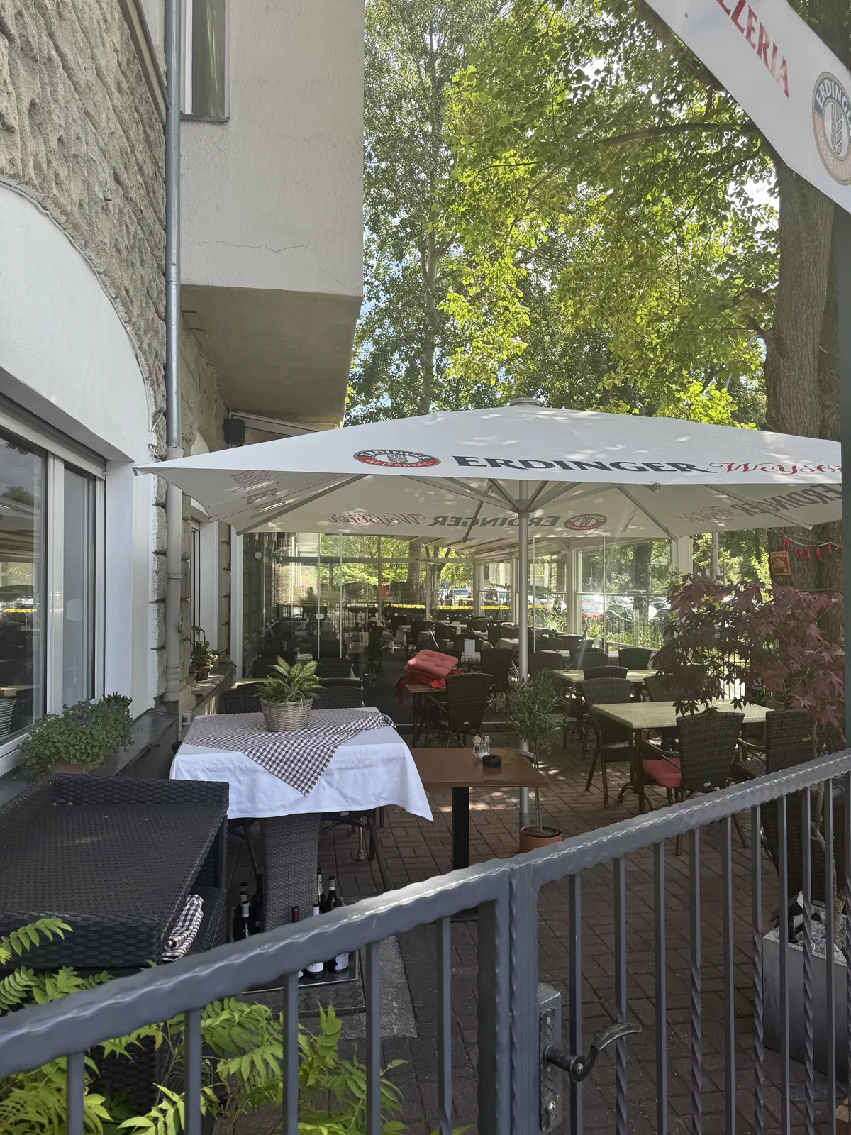 Terrasse unter Erdinger-Sonnenschirmen