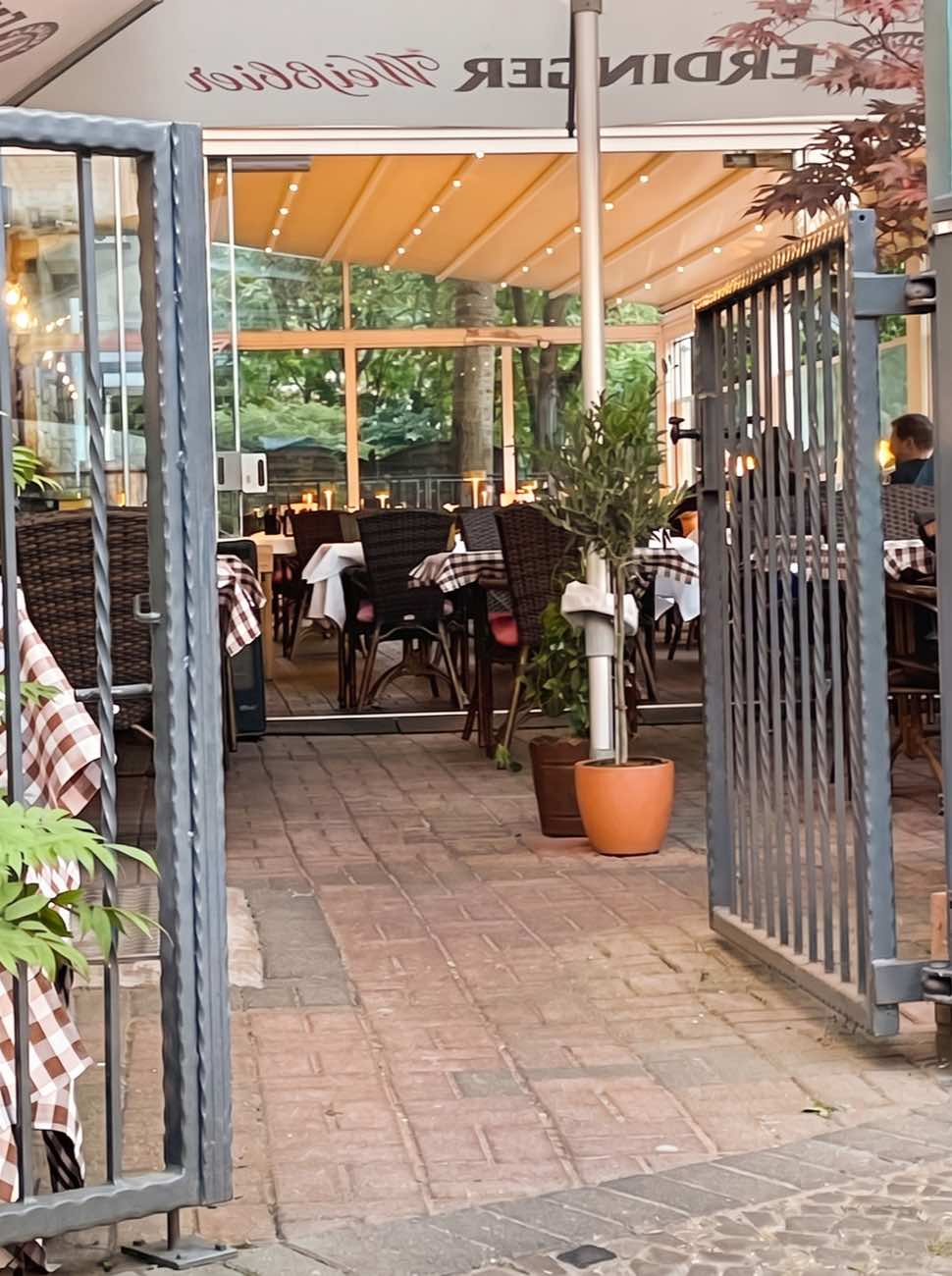 Eingang zur Terrasse des Nuovo Dante am Tegeler Weg