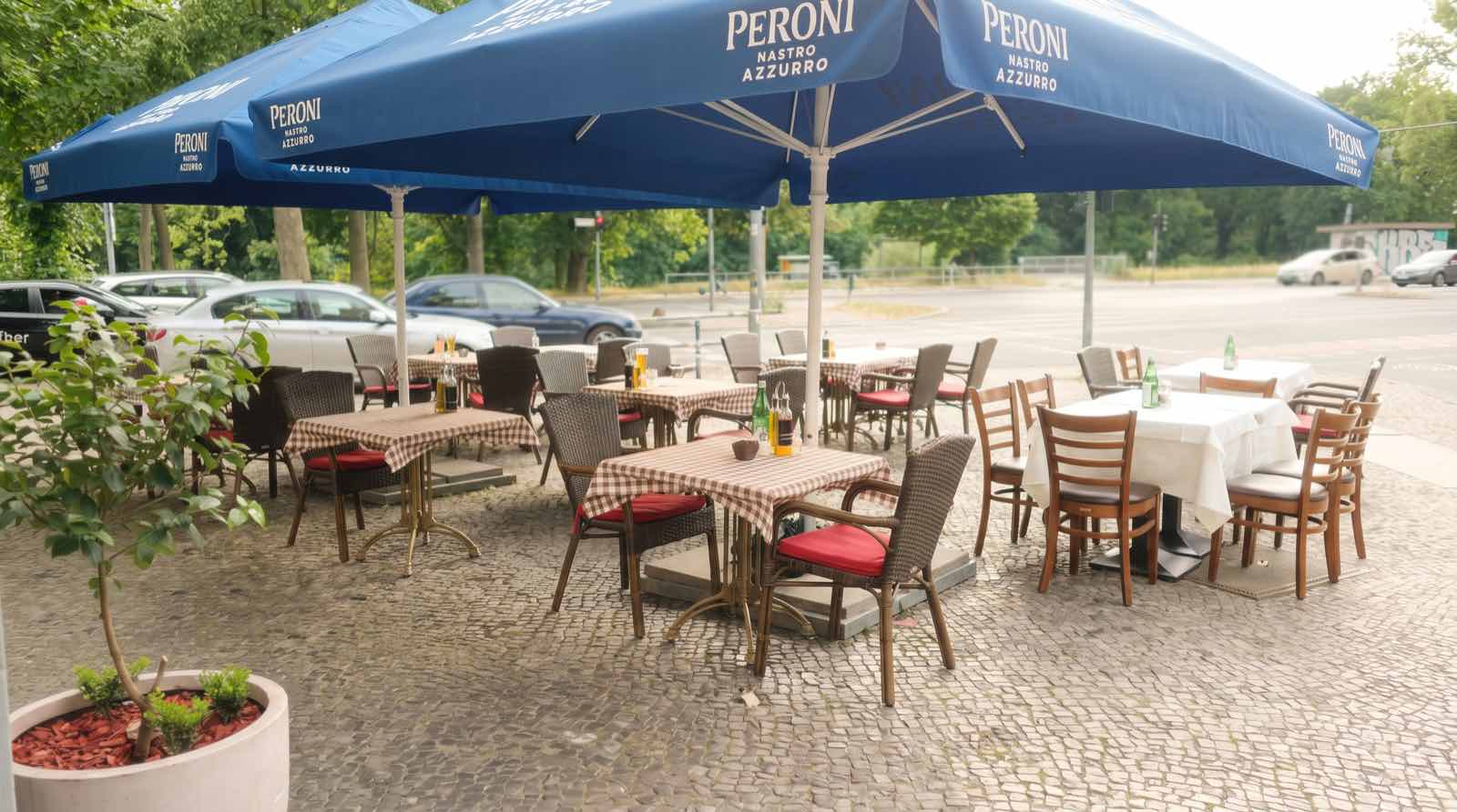 Terrasse am Tegeler Weg mit Sonnenschirmen